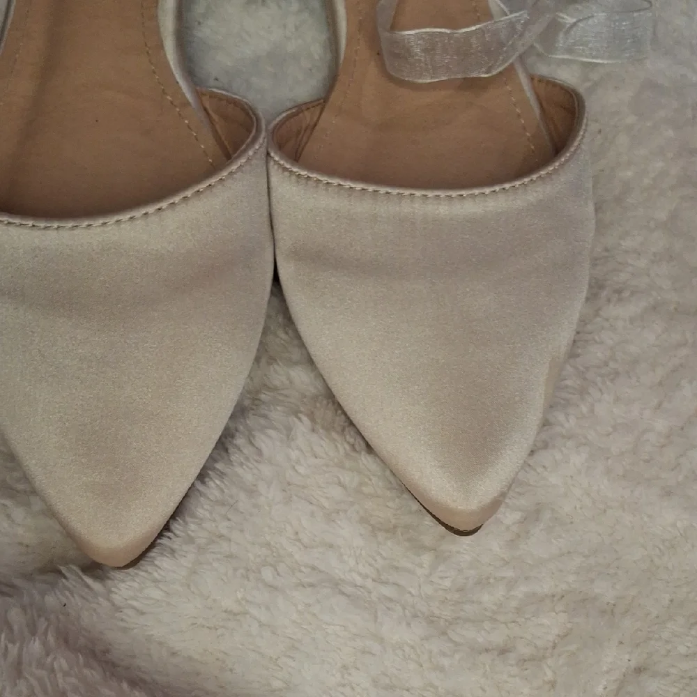 Lulu's Elegant Beige Flats - Picture 4 of 6